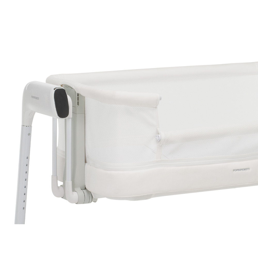 Openable side for co-sleeping with securing straps. Mesh fabric to ensure ventilation